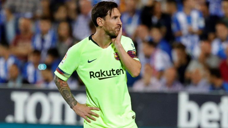 Messi luce pensativo durante un duelo del Barcelona