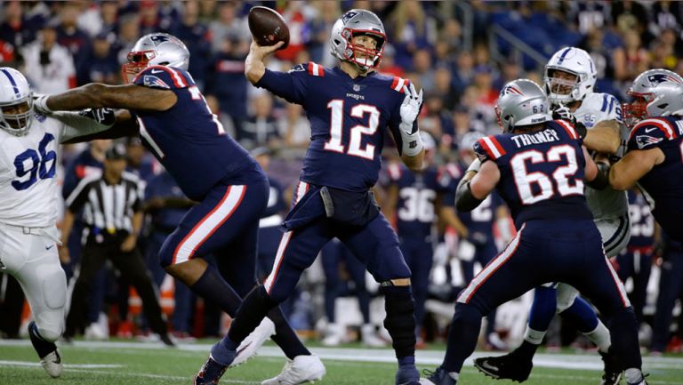 Tom Brady lanza un pase en el partido contra Colts
