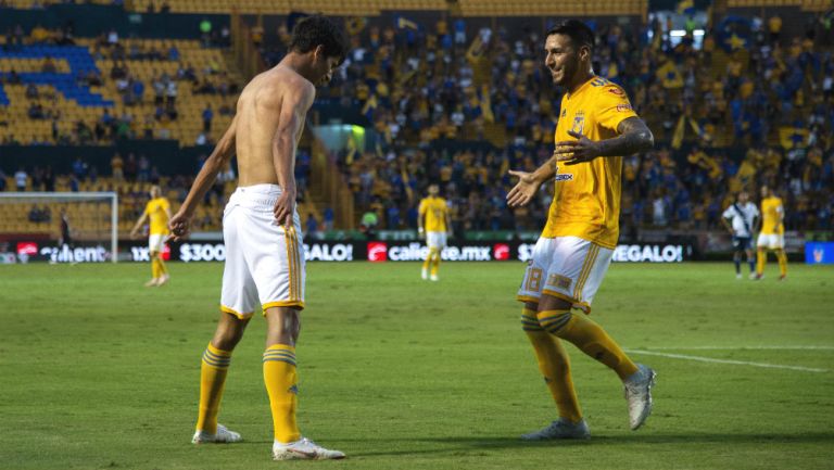 Jürgen Damm e Ismael Sosa festejan gol contra Puebla