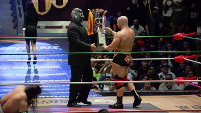 Rayo de Jalisco Jr. entrega el trofeo a Elgin 