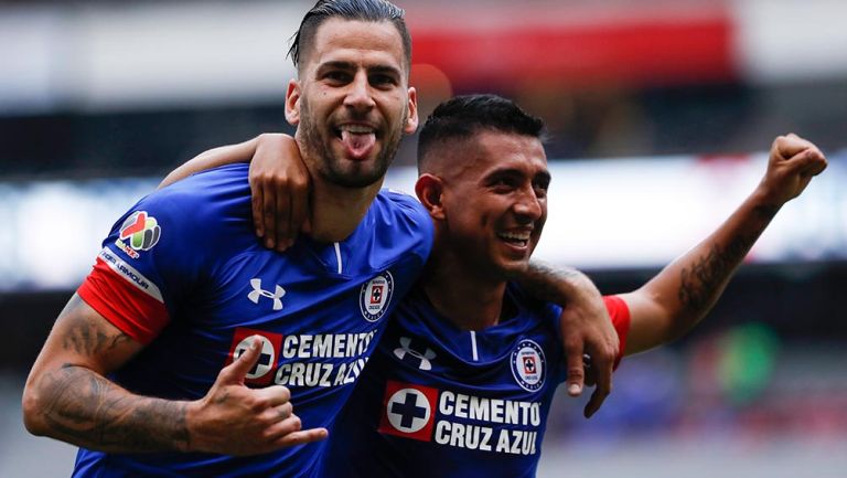 Jugadores del Cruz Azul festejando un gol ante Monterrey 