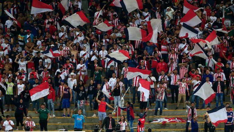 Afición de Chivas durante el partido contra Pumas 