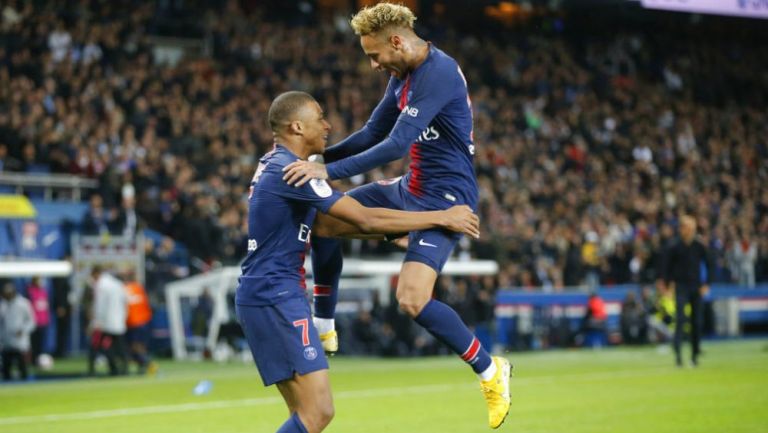 Neymar celebra gol con Mbappé 