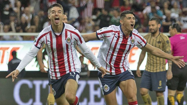 Jugadores de Chivas celebran un gol contra Pumas en el A2018
