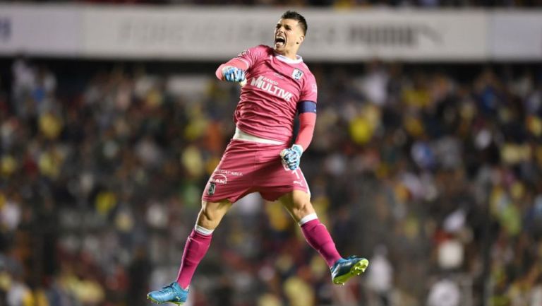 Tiago Volpi festeja un gol del Querétaro
