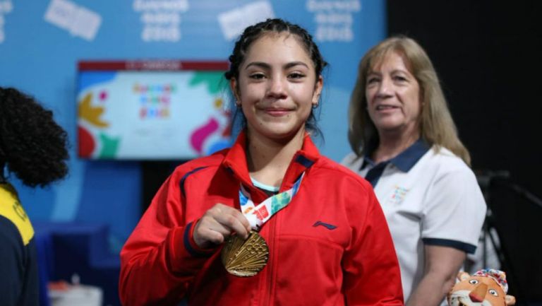 Yesica Hernández posa con su medalla de oro en los JOJ