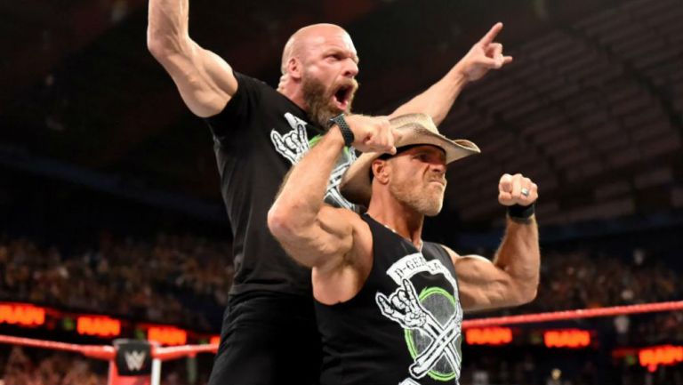 Triple H y Shawn Michaels hacen la pose de DX