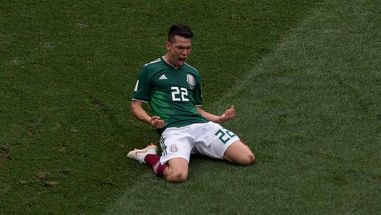 Chucky Lozano celebra un gol con México