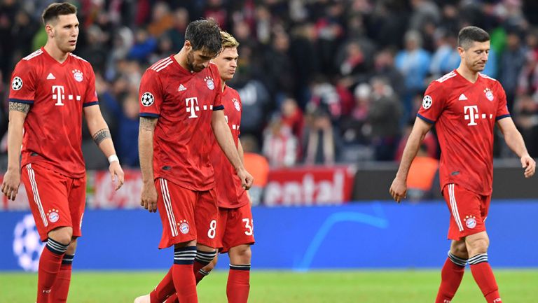 Jugadores del Bayern Munich caminan cabizbajos tras una derrota