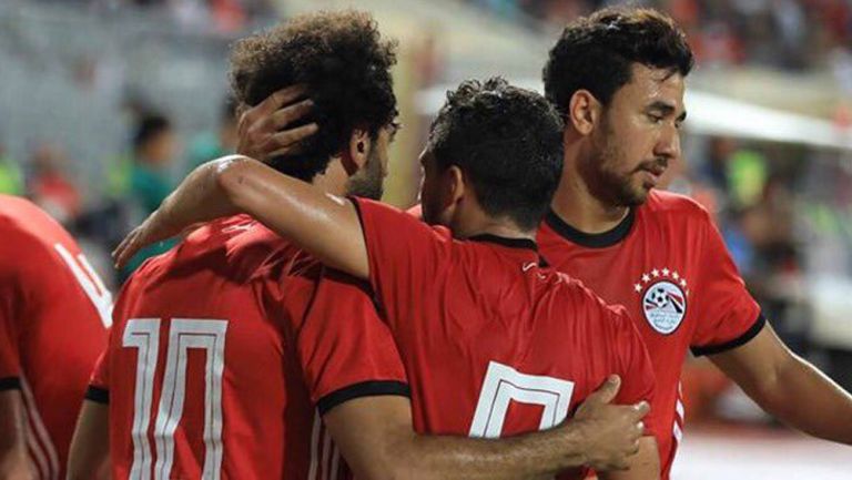 Jugadores de Egipto celebran un gol con Salah