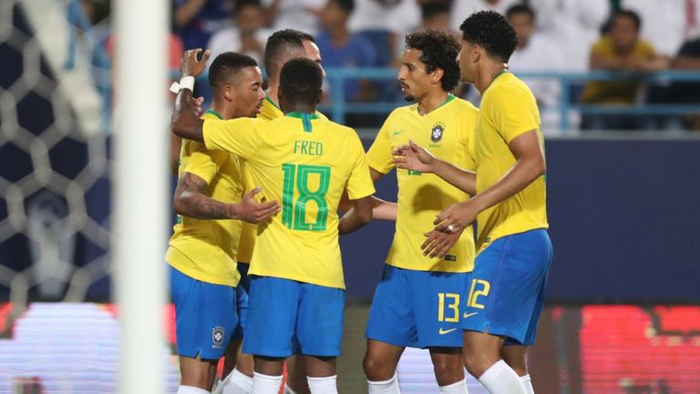 Los jugadores de Brasil festejan gol contra Arabia Saudita