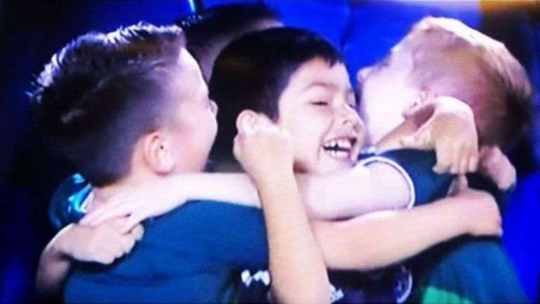 Niños aficionados del Tri se abrazan luego del gol de Raúl Jiménez