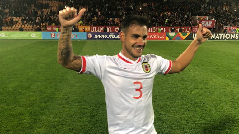 Jugador de Gibraltar celebra el triunfo en la Liga de las Naciones