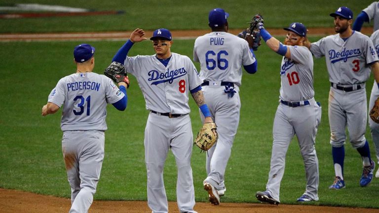 Jugadores de Dodgers festejan tras triunfo