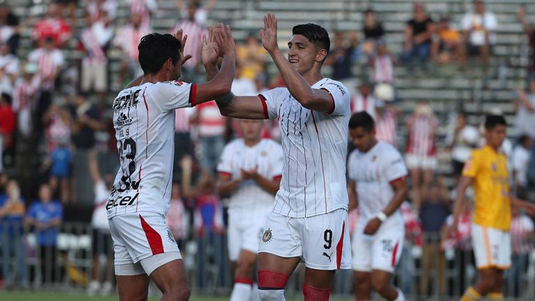 Alan Pulido celebra una anotación de Chivas frente a Tigres