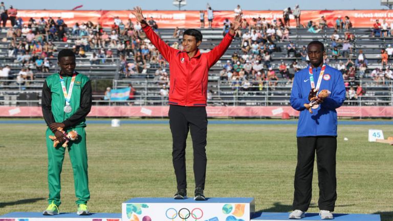 Luis Avilés recibe el Oro de los 400 metros planos