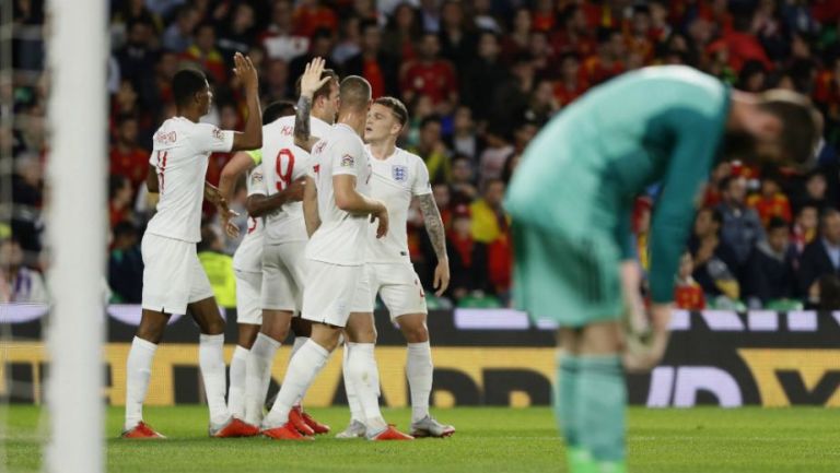 Jugadores de Inglaterra celebran su segundo gol contra España