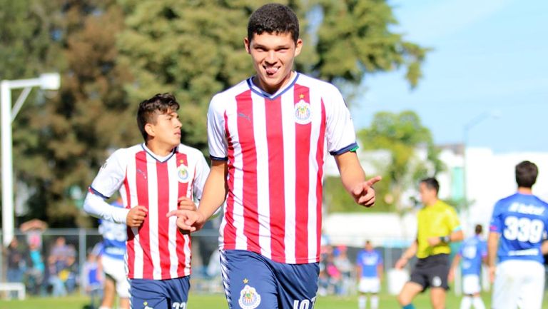 Chevy Martínez celebra un gol con Chivas