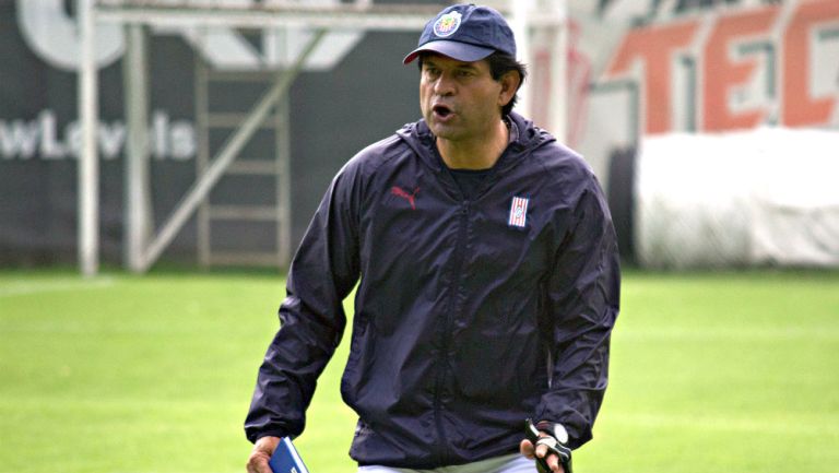 José Saturnino Cardozo, durante un entrenamiento con Chivas