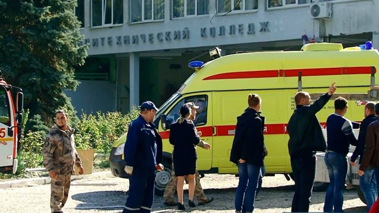 Ambulancias acudieron a la escuela para ayudar a los heridos 