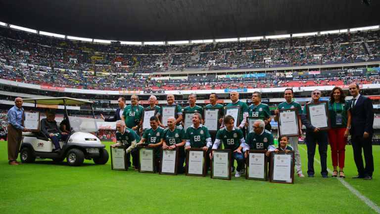 Exjugadores del Tri que participaron en los JO México 68, reciben un reconocimiento