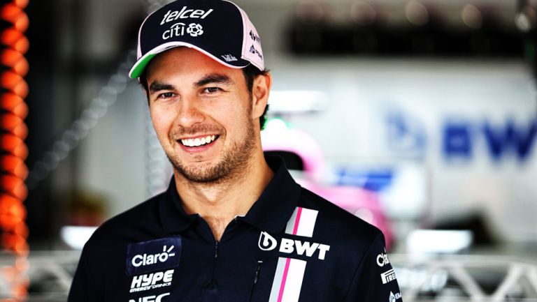 Checo Pérez sonríe en el box de Force India