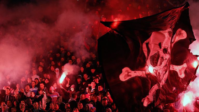 Con bengalas y banderas viven los ultras del PSG los juegos de Champions 