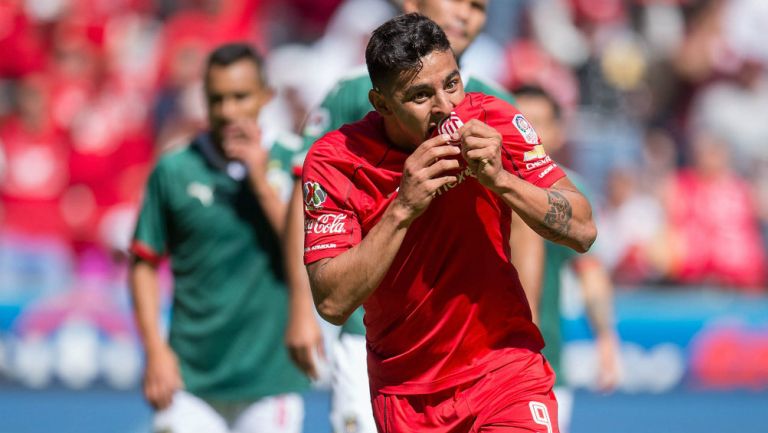 Alexis Vega celebra gol con los Diablos Rojos