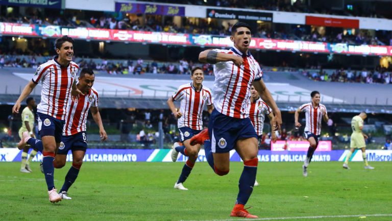 Alan Pulido festeja gol en el Clásico Nacional