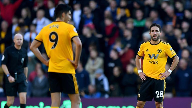 Jiménez y Moutinho se lamentan tras un gol del Watford