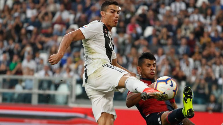 Cristiano conecta un balón en el juego frente al Genoa