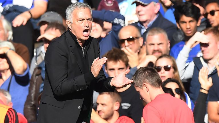 Mourinho aplaude en juego del Manchester contra el Chelsea