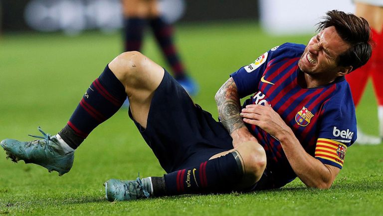 Messi se duele tras una caída en el juego entre Barcelona y Sevilla
