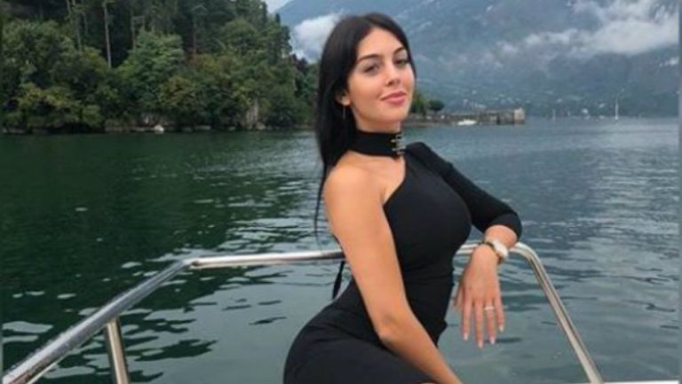 Georgina Rodríguez posa en una embarcación 