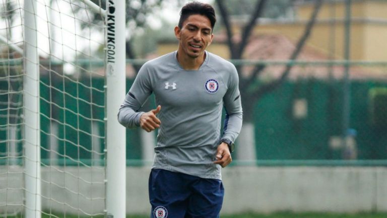 Ángel Mena corre durante un entrenamiento de Cruz Azul