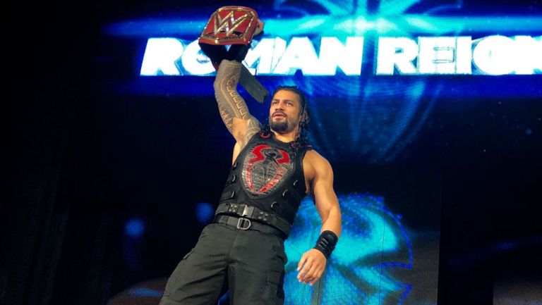 Roman Reigns muestra el título universal de RAW
