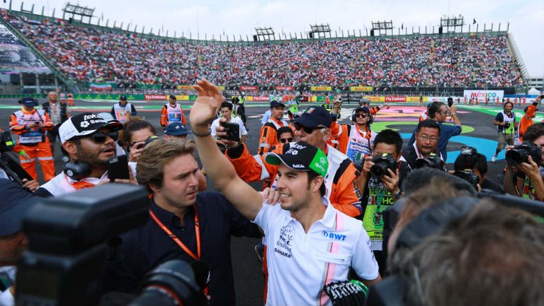 Pérez saluda al público que se dio cita en el Autódromo Hermanos Rodríguez para el GP de México 