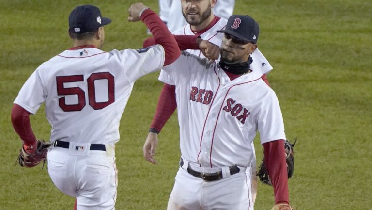 Jugadores de los Red Sox celebran el triunfo frente a los Dodgers
