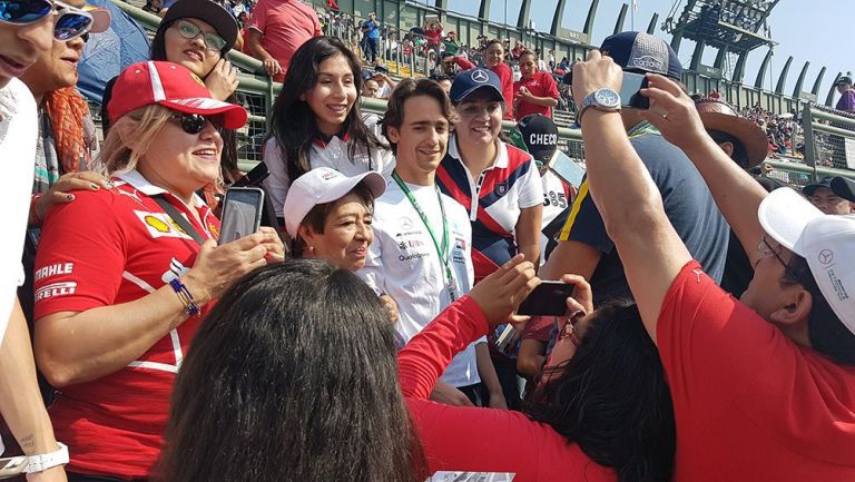 Esteban Gutiérrez junto a los fans  del GP de México