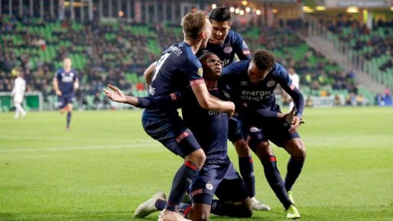 Dumfries festeja con sus compañeros su gol vs Eredivisie