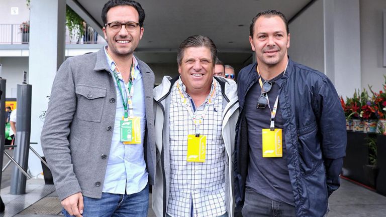 Directivos y entrenador del Club América en el GP de México 