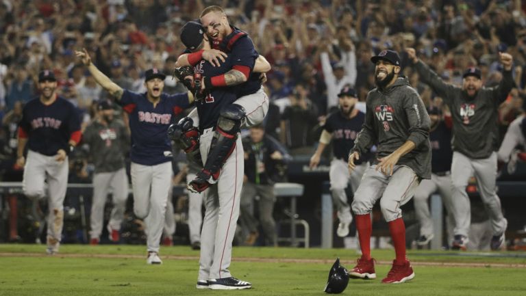 Jugadores de Red Sox celebran el campeonato de la Serie Mundial