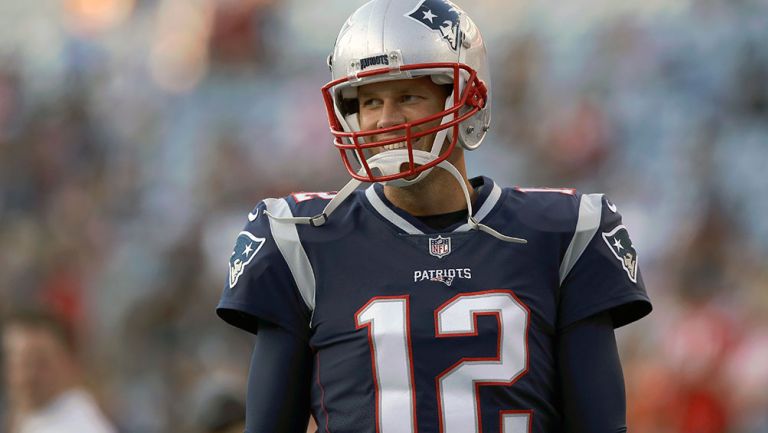 Tom Brady sonríe durante un partido de NFL