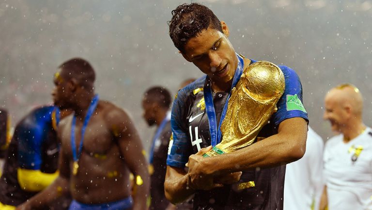 Varane carga el trofeo de la Copa del Mundo