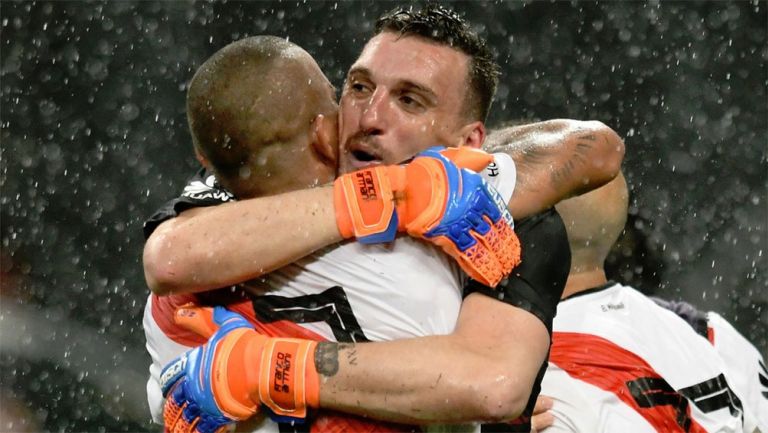 Franco Armani abraza a Maidana tras pasar a la Final