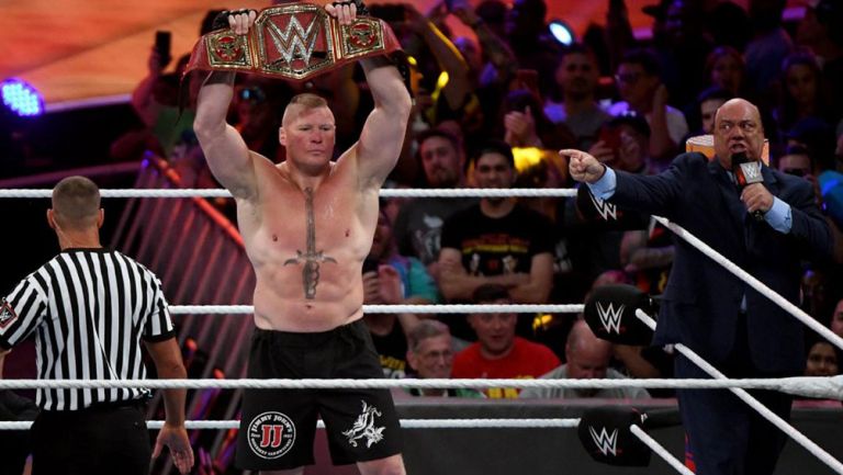 Brock Lesnar presume el campeonato Universal