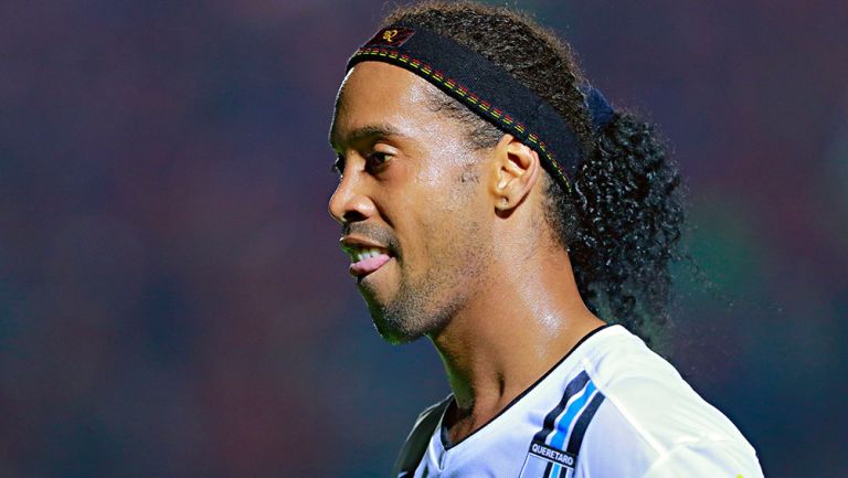 Ronaldinho en partido con el Querétaro 