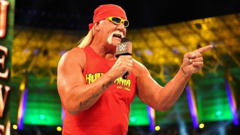 Hulk Hogan durante su aparición en Crown Jewel