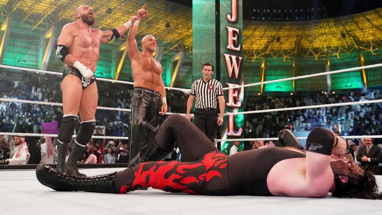 Triple H y Shawn Michaels festejan en el ring