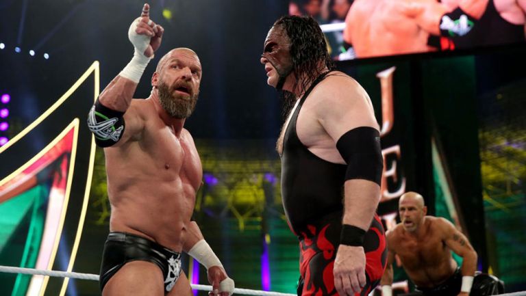 Triple H (izq) encara a Kane (der) en Crown Jewel